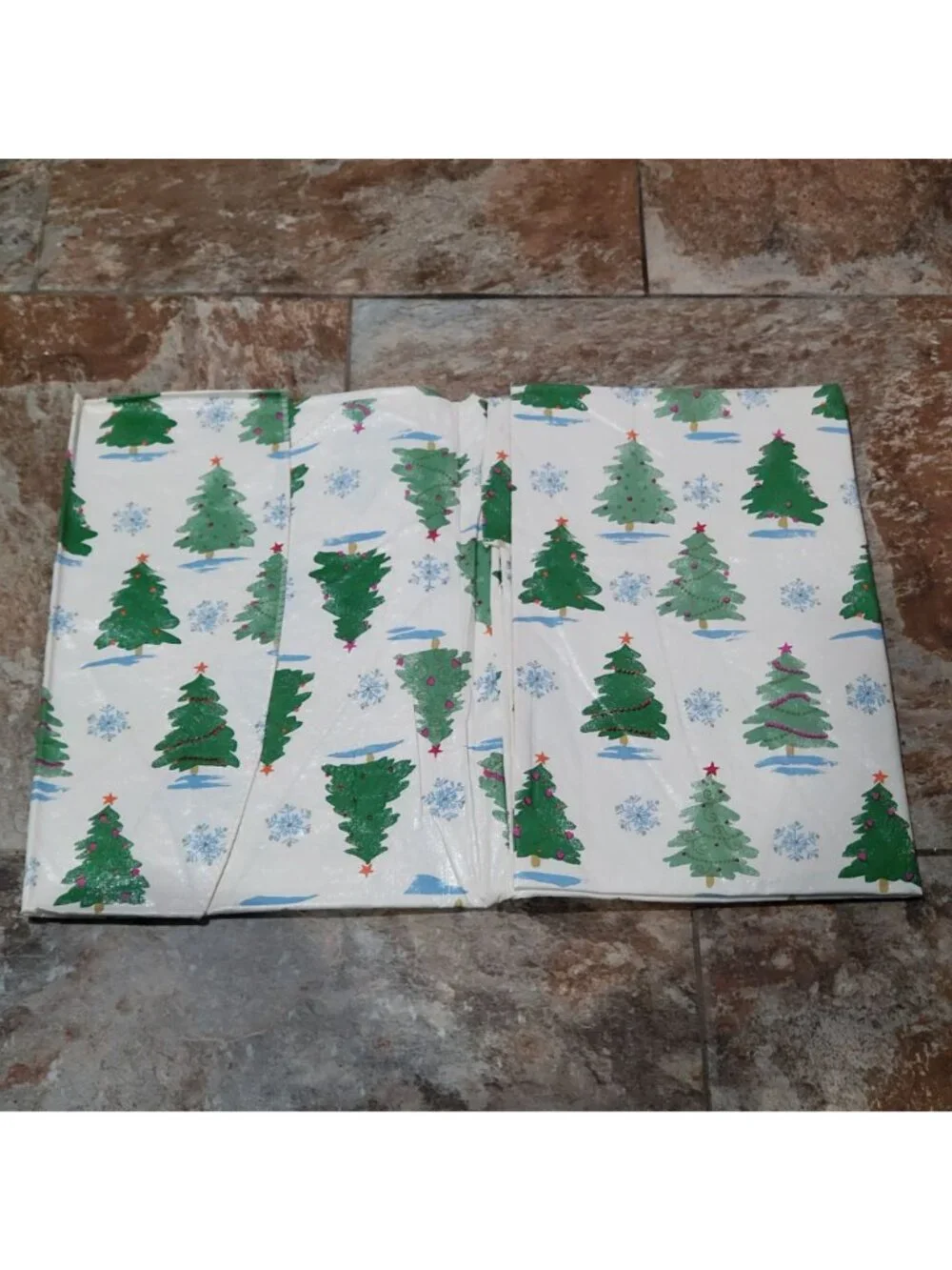 Vintage Trim A Home Christmas Vinyl Tablecover Round 60